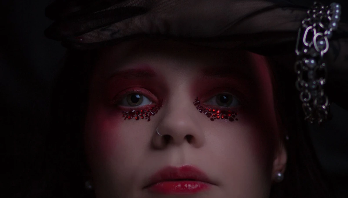 Editorial Make-up mit kreativem Beauty-Look für Shooting und Produktion