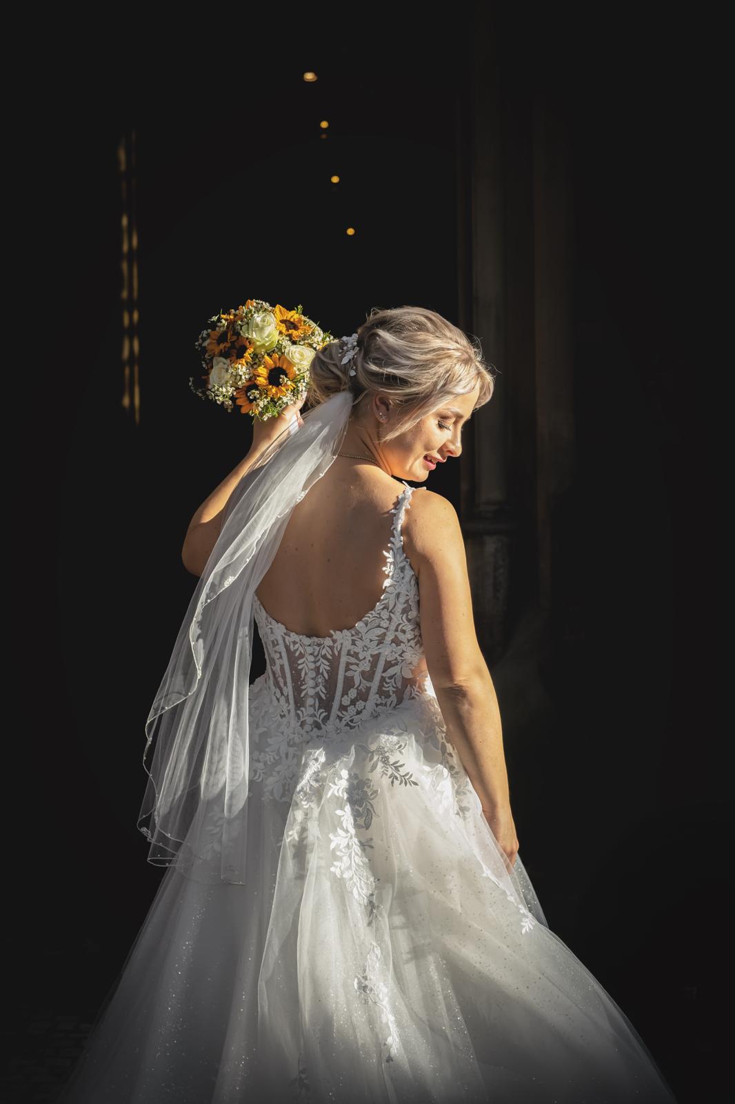 Elegantes Brautstyling mit professionellem Braut Make-up von Sharon May Beauty