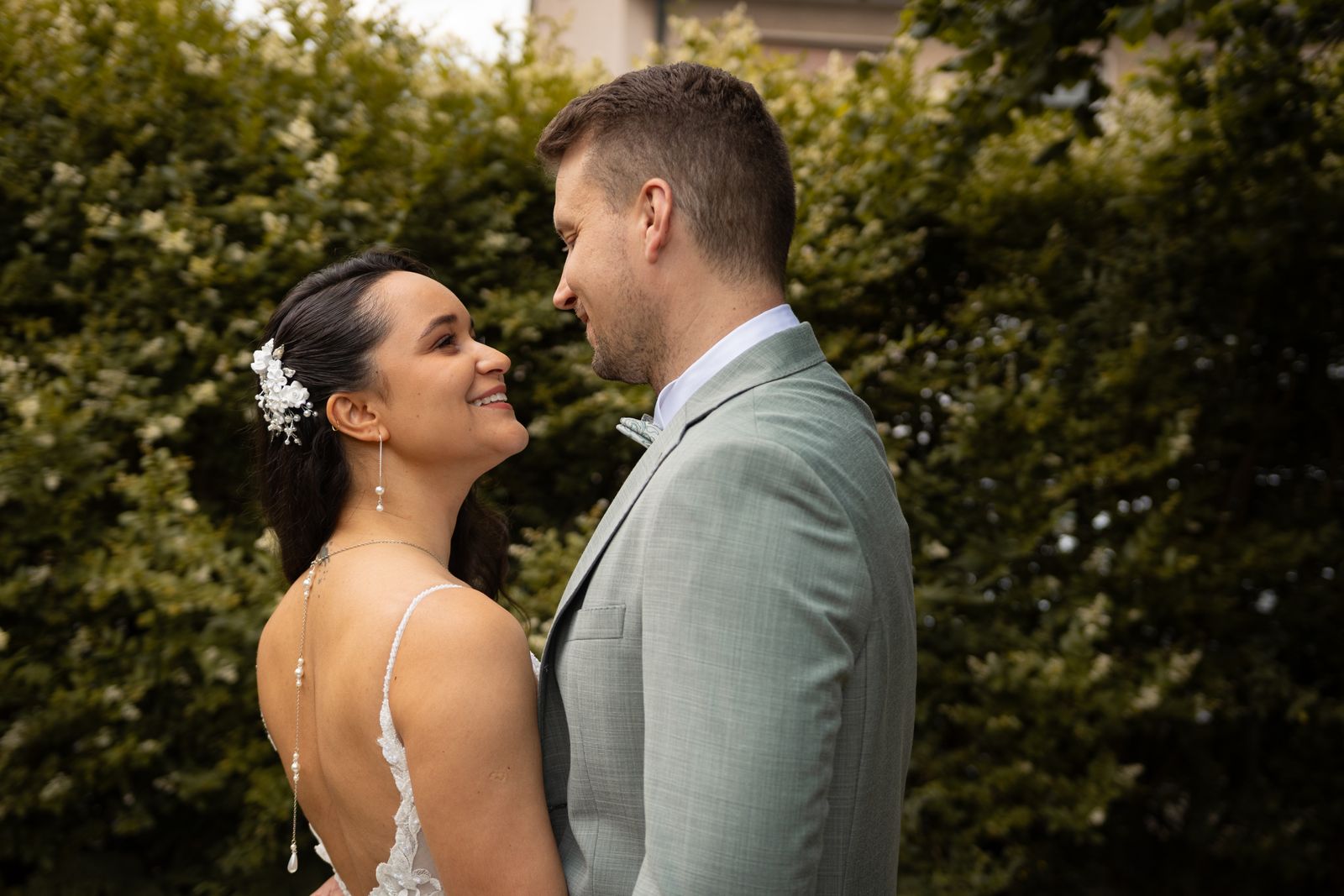 Brautpaar mit elegantem Hochzeitsstyling im Grünen
